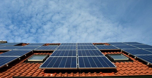 Panneaux solaires sur un toit